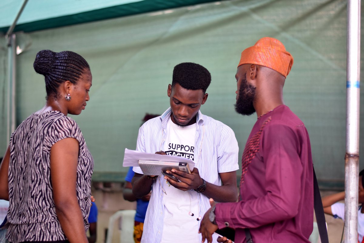 riseplatform_ng's tweet photo. RISE, in partnership with @foodclique &amp; @SAFLI_NIG, led the distribution of food support across a database of teachers in low-income schools in Lagos.

"The best teachers teach from the heart and their state of mind will determine the quality of their lessons."
#RISEforTeachers https://t.co/R5LZ3uCnLt