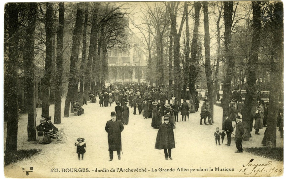 carlylul's tweet photo. Pour ceux qui connaissent bourges, j’ai trouvé des vieilles photos !! Je trouves ça fascinant 😶 https://t.co/CRekgaLOTg