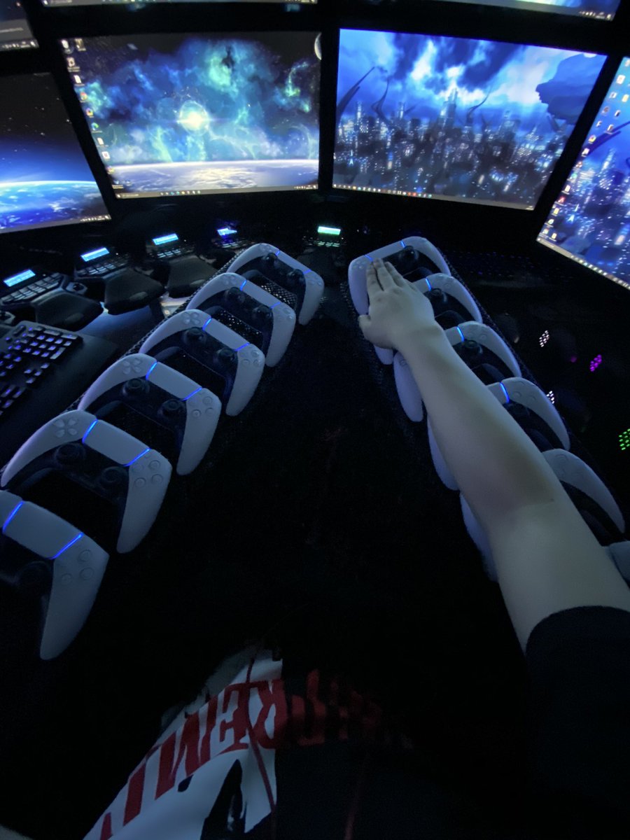 24垢使いウィン Mildom公認配信者 わたしのpc環境自慢 コックピット環境 Pc 12台 モニター 16枚 G600 12個 Dualsense 12台 G13 6台 Dospara Web