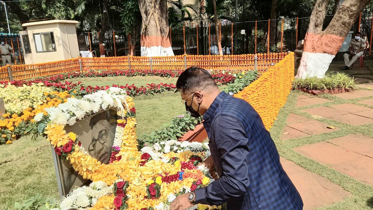 PratapSarnaik's tweet photo. हिंदुह्रदयसम्राट, शिवसेनाप्रमुख स्व . बाळासाहेब ठाकरे यांच्या आठव्या स्मृतिदिनानिमित्त शिवतीर्थ येथील त्यांच्या स्मृतिस्थळाला भेट देऊन मी आदरांजली वाहिली. आदरणीय बाळासाहेबांचे  विचार माझ्यासाठी अमूल्य आणि प्रेरणा देणारे आहेत. #BalasahebThackeray https://t.co/TMr6p1CAo2