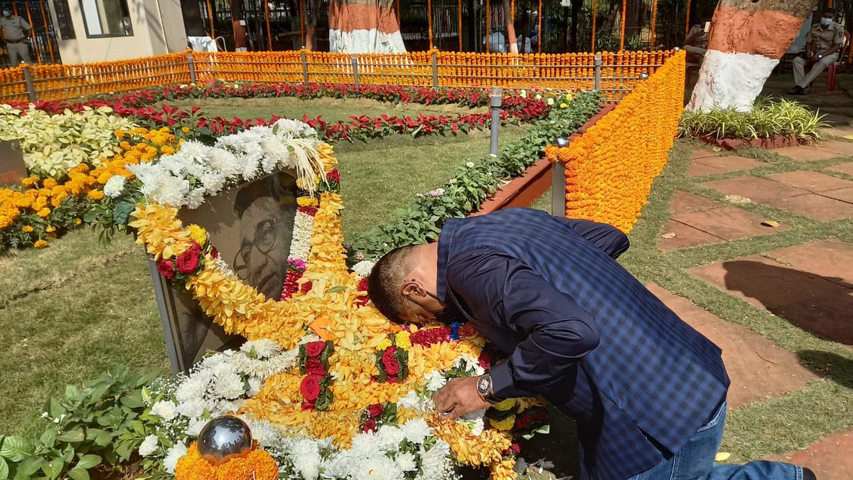 PratapSarnaik's tweet photo. हिंदुह्रदयसम्राट, शिवसेनाप्रमुख स्व . बाळासाहेब ठाकरे यांच्या आठव्या स्मृतिदिनानिमित्त शिवतीर्थ येथील त्यांच्या स्मृतिस्थळाला भेट देऊन मी आदरांजली वाहिली. आदरणीय बाळासाहेबांचे  विचार माझ्यासाठी अमूल्य आणि प्रेरणा देणारे आहेत. #BalasahebThackeray https://t.co/TMr6p1CAo2