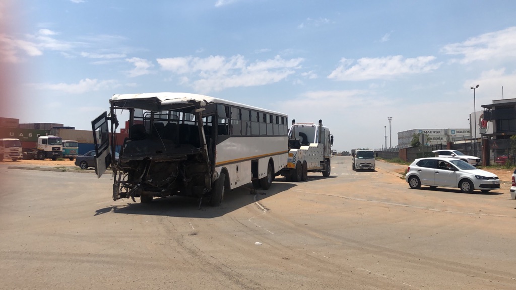 ewnreporter's tweet photo. #DenverCrash A bus crashed into a wall in Denver. The driver broke a leg. He was taken to hospital. https://t.co/eTjzenufK6