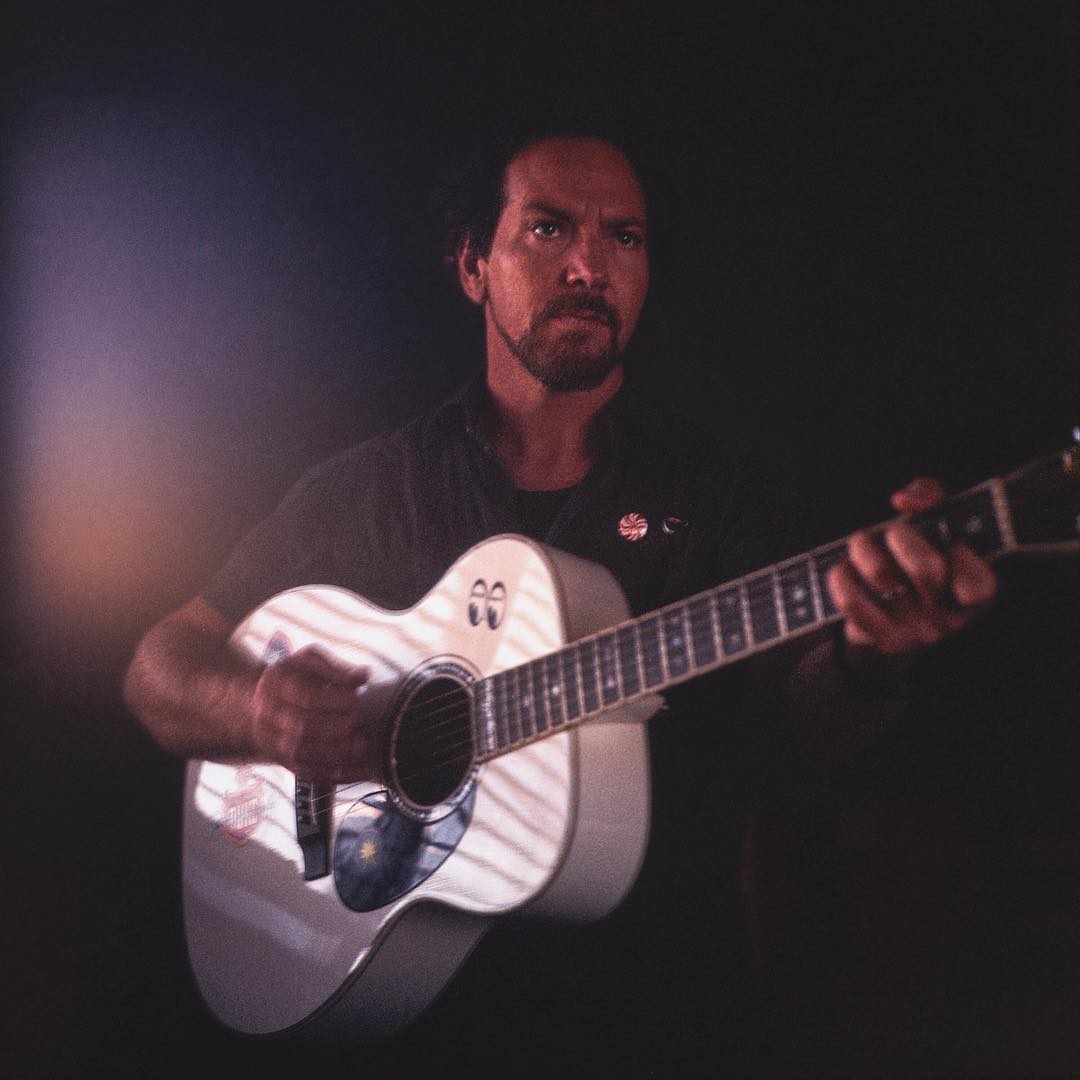 demetriosns's tweet photo. "jamiegoodsell - Eddie’s Aura ⚡️from thee archives⚡️ " https://t.co/eaHL5aguee #eddievedder #pearljam #thirdmanrecords #thirdmanvault #nashville #portrait #naturallight #musicphotography #mediumformat #film #yashica #fujifilm #heroes #jamiegoodsellphotography https://t.co/awN0UpVy2w