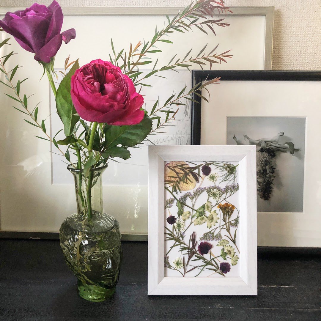 日比谷花壇 今年も うち花見しよう インスタライブ配信 本日11 17 22 00 日比谷花壇シニアデザイナー 来本曜世がインスタライブにて おうちで押し花を楽しもう アイロンを使ったお手軽なレッスン を開催します ご自宅のインテリアに