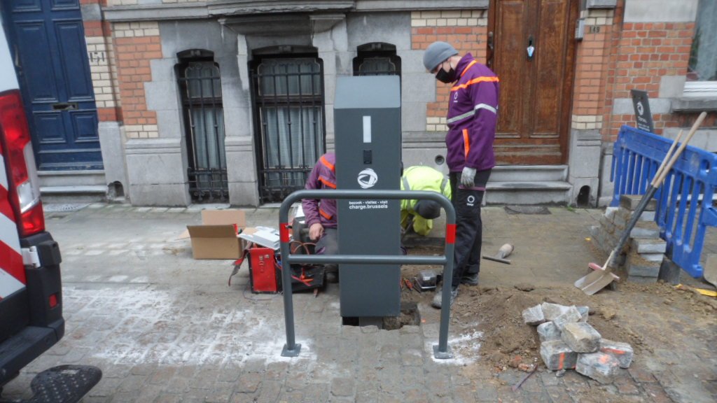 dimitristrobbe's tweet photo. We continue to install electric chargers in the Brussels Region. Great collaboration with @sibelga and @PitPoint_BE. If you need a charger in your neighbourhood or just want to follow the developments ℹ👇
https://t.co/nwR9Y6qCHT https://t.co/dPuNaQFSwp