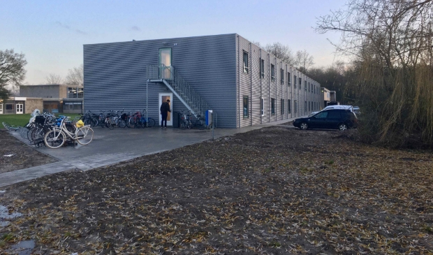 Coronaboetes voor 14 lawaaierige studenten op campus in Dronten: „Meermalen gewaarschuwd.” ..