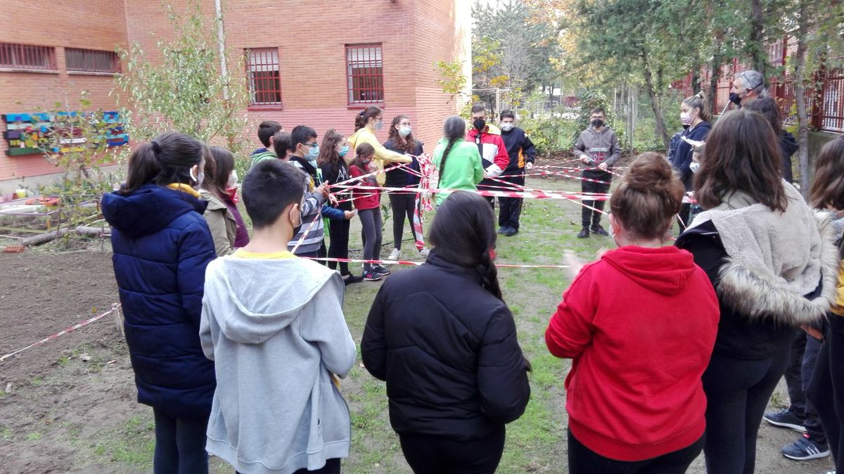 Un huerto ecológico es una puerta abierta a la naturaleza, a la cooperación, a la reflexión sobre nuestros hábitos de #alimentación y #consumo... Gracias a Paloma por lo que nos ayudado a aprender...