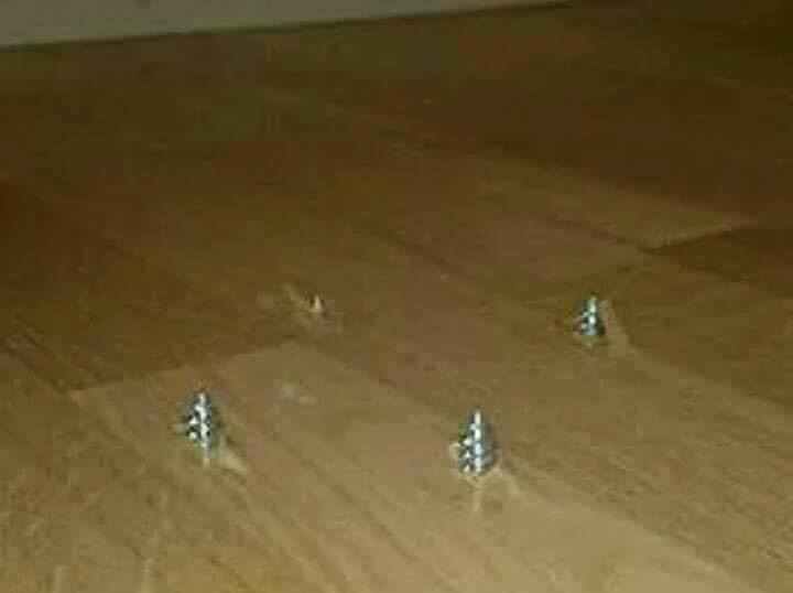 Grannen under satte upp sin nya taklampa igår