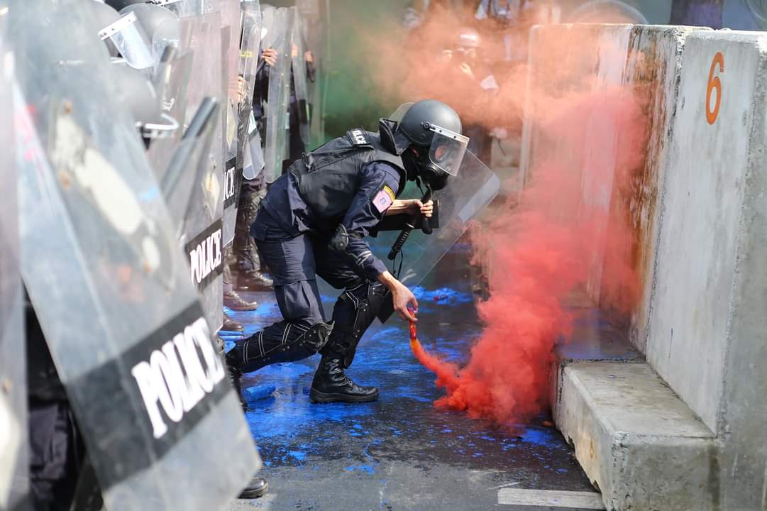 AnonymousCitiz9's tweet photo. Kindergarten &amp; Highschool kids got injured while police used forces and deployed tear gas at protestors

This is what happenning weeks later when the King told the foreign media that "We Love The All The Same"
#whatishappeninginthailand #ม็อบ17พฤศจิกา
#ประชุมสภา #แก้รัฐธรรมนูญ https://t.co/rbNSDAA4uB