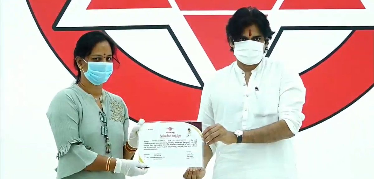 Always_gopi's tweet photo. జనసైనికులకు అనుకోని సంఘటన ఏది జరిగిన వాళ్లకు వెన్నంటి ఉండడానికి ఐదు లక్షల ఇన్సూరెన్స్ పాలసీని @PawanKalyan గారు ప్రవేశపెట్టారు. దీనికి సంబంధించి ప్రత్యేక హెల్ప్ డెస్క్, 24×7 పని చేసే ఒక ఫోన్ నంబర్ మొదలగు వ్యవస్థను పార్టీ ఆఫీస్ లో తొందర్లోనే మొదలెడతామని @mnadendla గారు అన్నారు. https://t.co/e0ELDda3gW