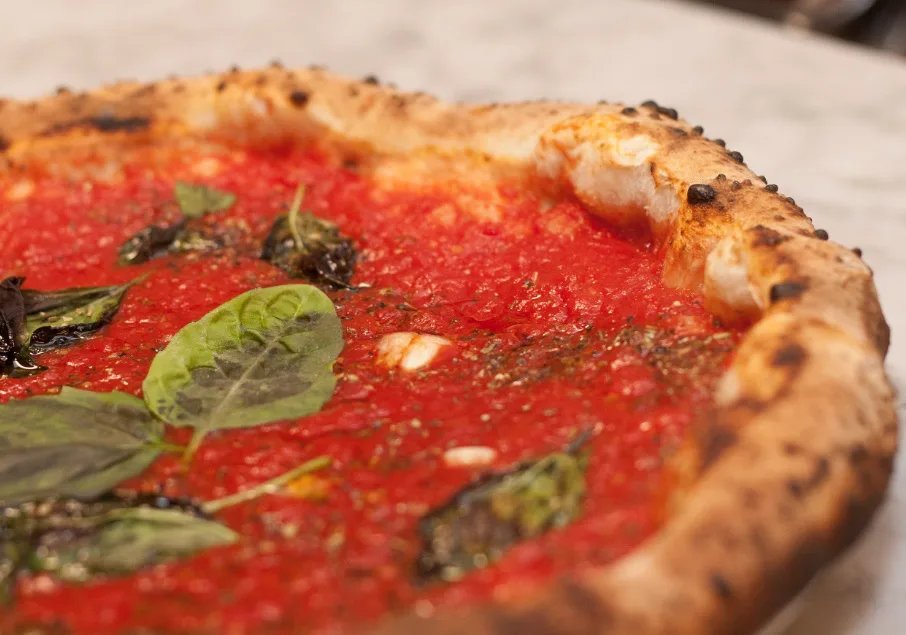 LucaPizzaVan's tweet photo. Today's #PizzaoftheNight is the classic 'Marinara' Pizza https://t.co/CngCrgxlYc
