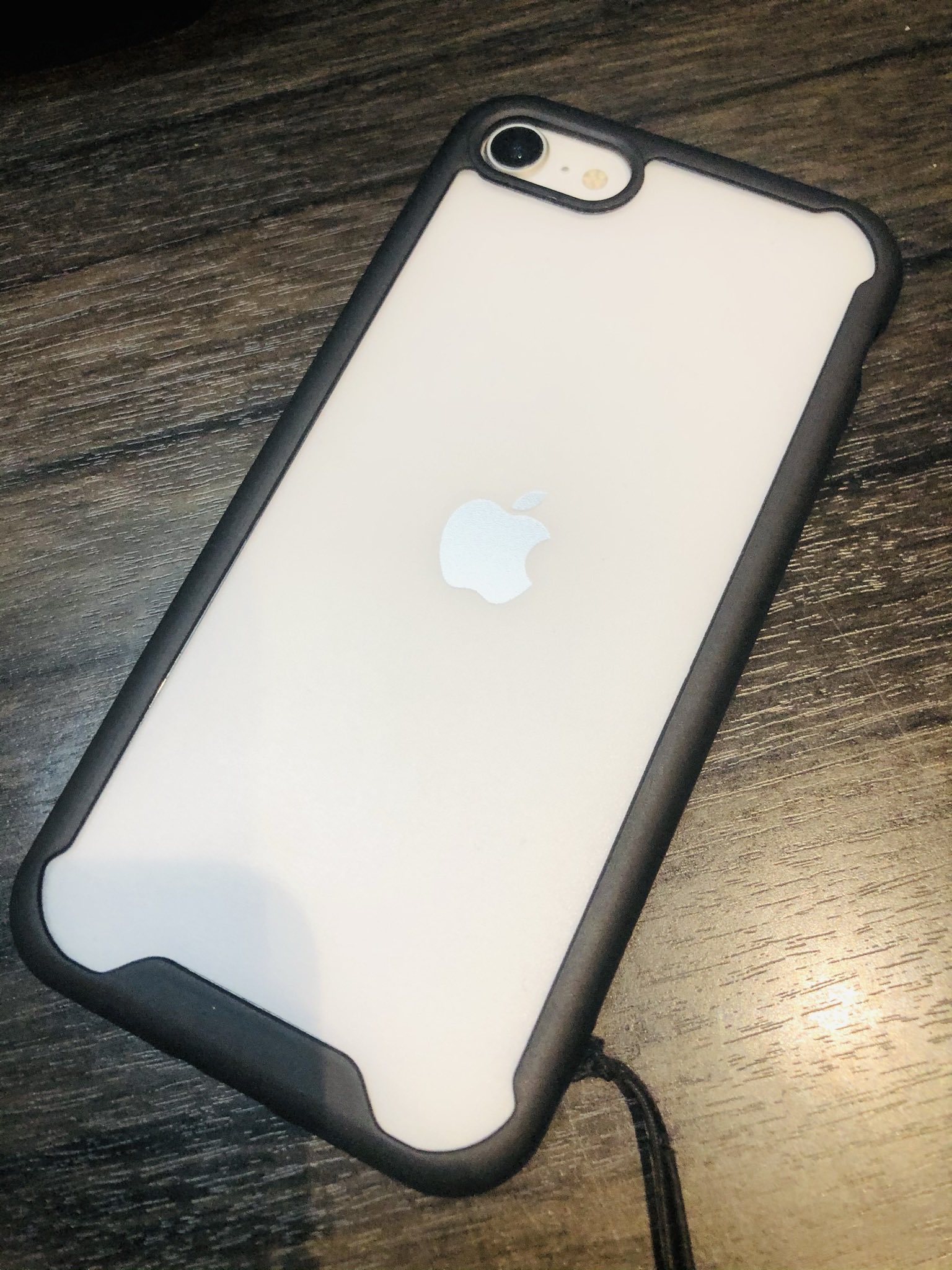 おさち セリア 百均 で買ったこのiphoneケースなかなかクオリティ高い バンパーみたいになってるから手に取るときもフィットして便利 ストラップホールついてるのもいい Ifaceとか着けてた事あるけど あれ重すぎで着けるのやめたクチなのでそれ