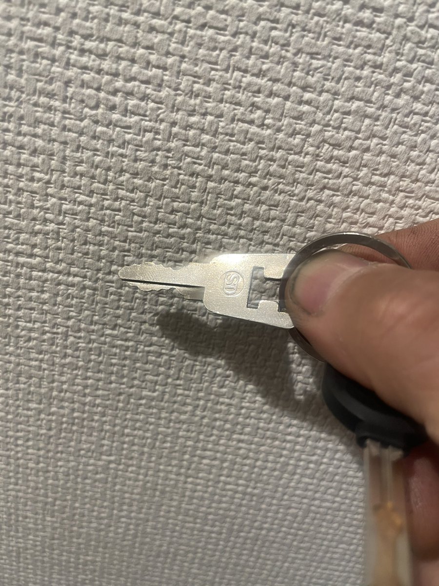WORKS_BK's tweet photo. ベスパの変態キー
台湾ベスパ50SSにはイグニッションキーがついてるんですよね。
で、これの刻印にはSDと書かれてる。
我が城、江戸川区篠崎の鍵屋さんは調べもせず無理の一言。
でも埼玉の誉ロックサービス様にてシリンダーから代替えの鍵調べてもらって無事作成！大感謝！
#ワークスBK
#ベスパ合鍵 https://t.co/lW8gxUQuvj