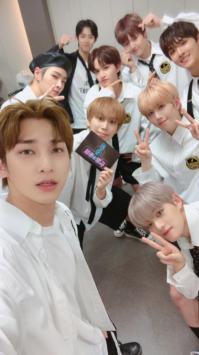 onegyul_'s tweet photo. hangyul is official group selfie taker as well as official vlive filter changer🤣 https://t.co/DjSjwugGih