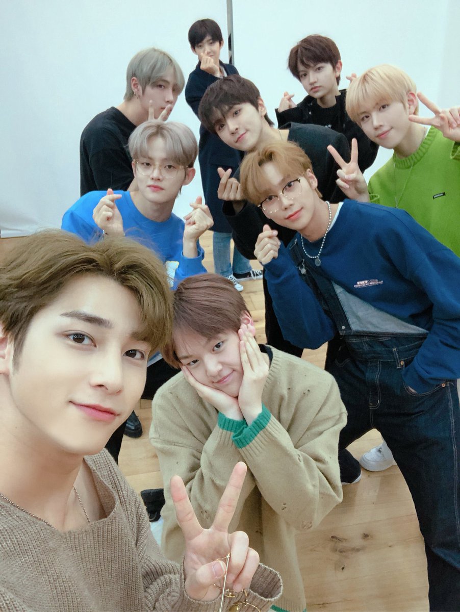 onegyul_'s tweet photo. hangyul is official group selfie taker as well as official vlive filter changer🤣 https://t.co/DjSjwugGih