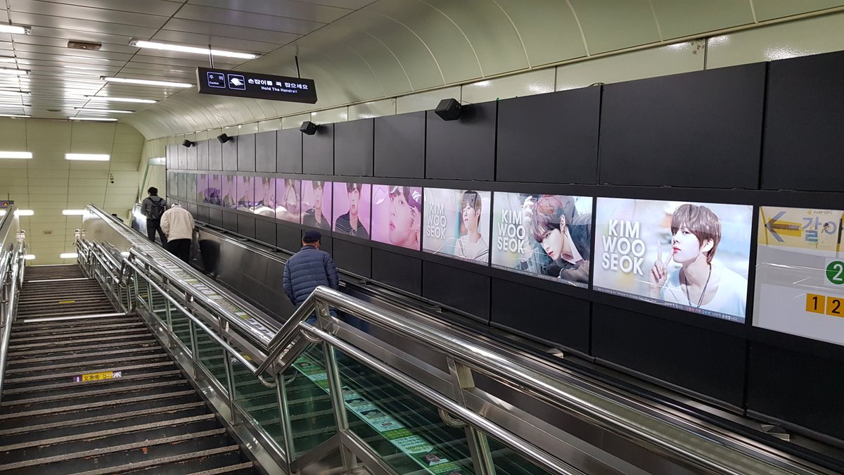 myloveidol_kpop's tweet photo. 🚇10월의 기적 #김우석 지하철 광고가 떴다!

🔹기간: 11월 15일 ~ 11월 29일 (15일)
🔹위치: 건대입구 7호선 환승구간

🔸이달의 기적 선물하기!
https://t.co/BjKfC8XSHg

#KimWooseok #金宇硕 #金宇碩 #キムウソク
#최애돌 #CHOEAEDOL 
#이달의기적 #이기적 #10월의기적 https://t.co/u8W0nbNUfl
