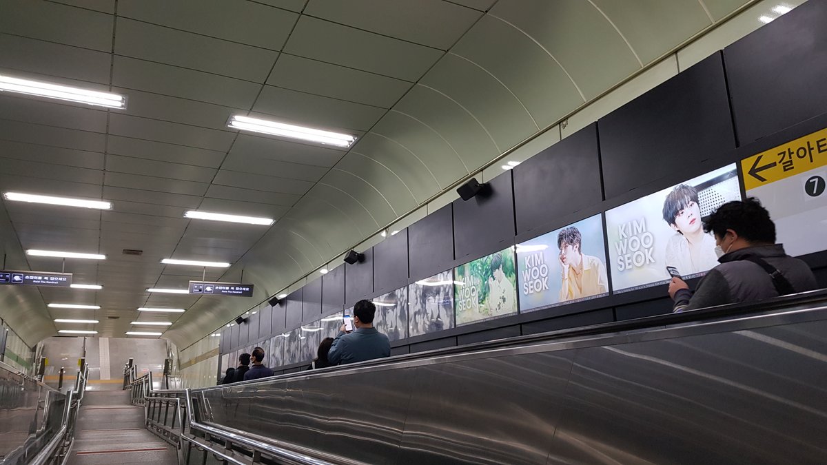 myloveidol_kpop's tweet photo. 🚇10월의 기적 #김우석 지하철 광고가 떴다!

🔹기간: 11월 15일 ~ 11월 29일 (15일)
🔹위치: 건대입구 7호선 환승구간

🔸이달의 기적 선물하기!
https://t.co/BjKfC8XSHg

#KimWooseok #金宇硕 #金宇碩 #キムウソク
#최애돌 #CHOEAEDOL 
#이달의기적 #이기적 #10월의기적 https://t.co/u8W0nbNUfl