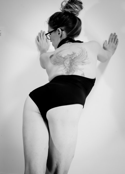 Im feelin naughty. I could go for some raunchy sex via phone/cam. ;) https://t.co/DxGbItGoUV https://t