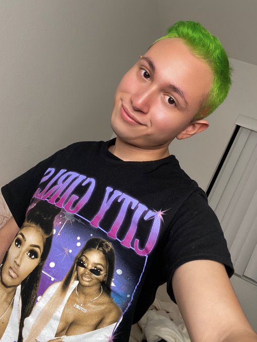 Hi, my hair is green now ? https://t.co/haCZoZ6S5O