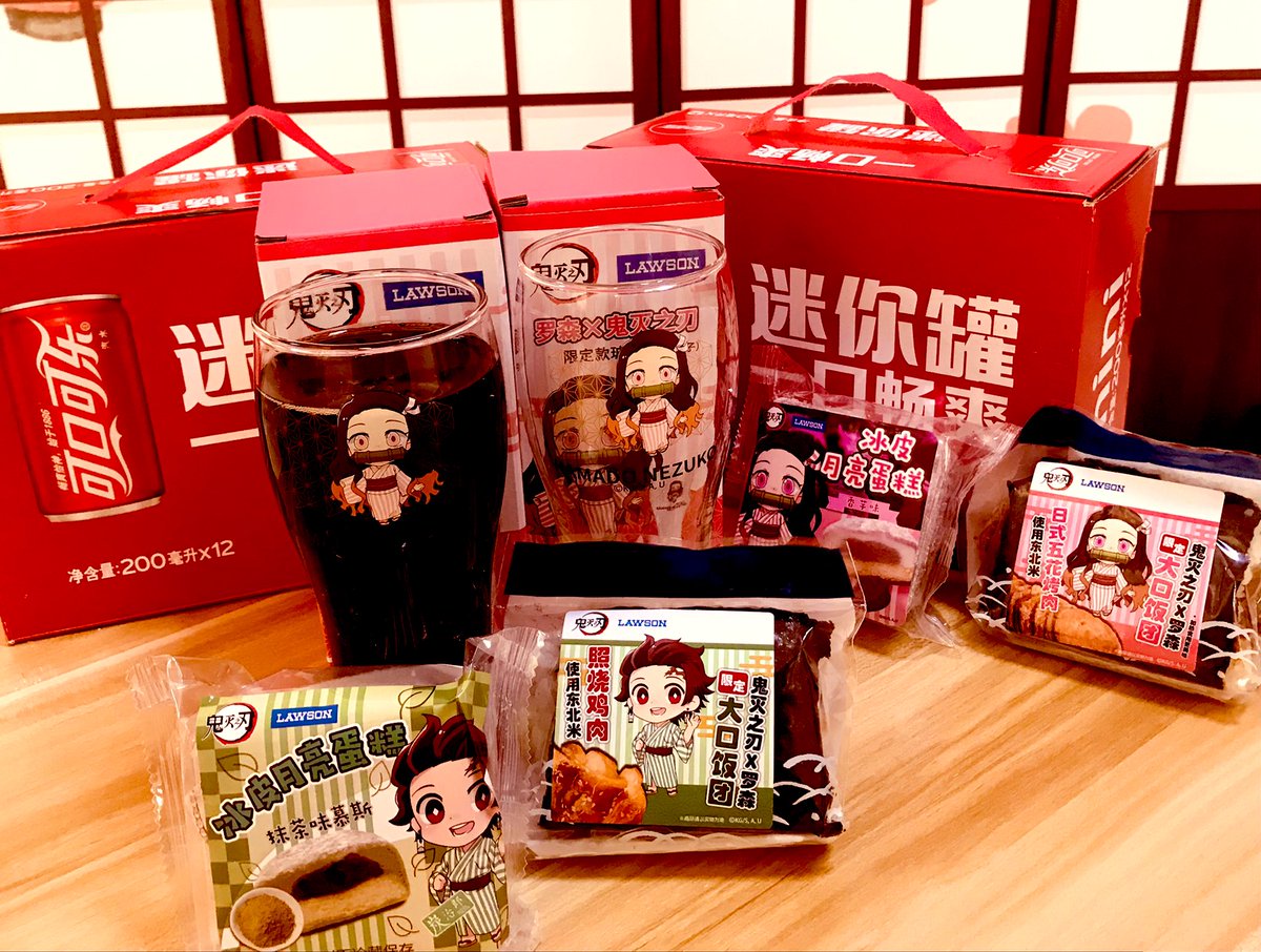 中国北京市にいる公介 鬼滅の刃 ローソン中国のコラボおにぎらず ケーキ 限定グラスゲット 北京地下鉄西直門駅付近のローソン の店内が鬼滅モードになってました