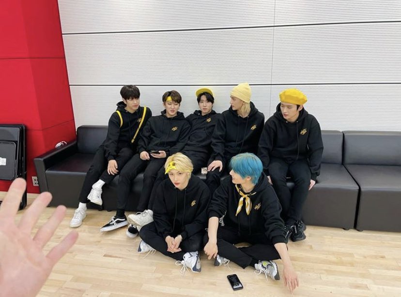seungmiko's tweet photo. [320/366]

payed good attention in class but then spent the entire rest of the day fixing my laptop.. at least it’s fixed ! also skz family and small surprise mini hyunjin and minho live https://t.co/lv4nGNogWb