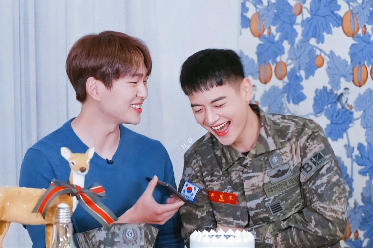 hourlyonho's tweet photo. I'm living to see their smiles 😢😢❤❤

#ONEW #MINHO #SHINee #ONHO @SHINee @shinetter 🐰🦌💕💕 https://t.co/8JF4xFr7xb