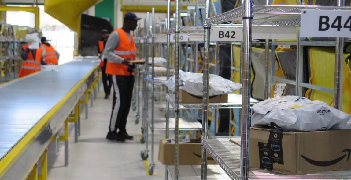 le_Parisien's tweet photo. Amazon, qui représente près d'un quart des achats français en ligne, est-elle pour autant responsable de tous les maux qu'on lui prête ? 
➡ Emplois créés ou détruits, impôts en France, confinement... On fait le point 👇 https://t.co/jXQWsEAHq0 https://t.co/n0orOf0NkO