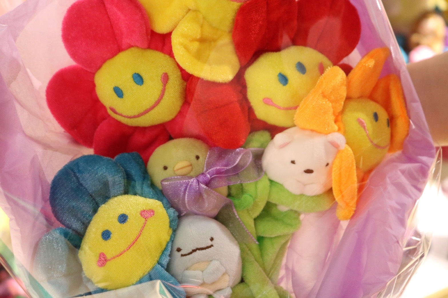 Hamleys Japan ハムリーズ 博多店 ぬいぐるみギフト専門店 Fuzzbuzz では小さなぬいぐるみ もお花畑に囲まれているような花束になるよ Hamleys キャナルシティ博多 ぬいぐるみのマリアージュ すみっこぐらし ひつじのショーン T