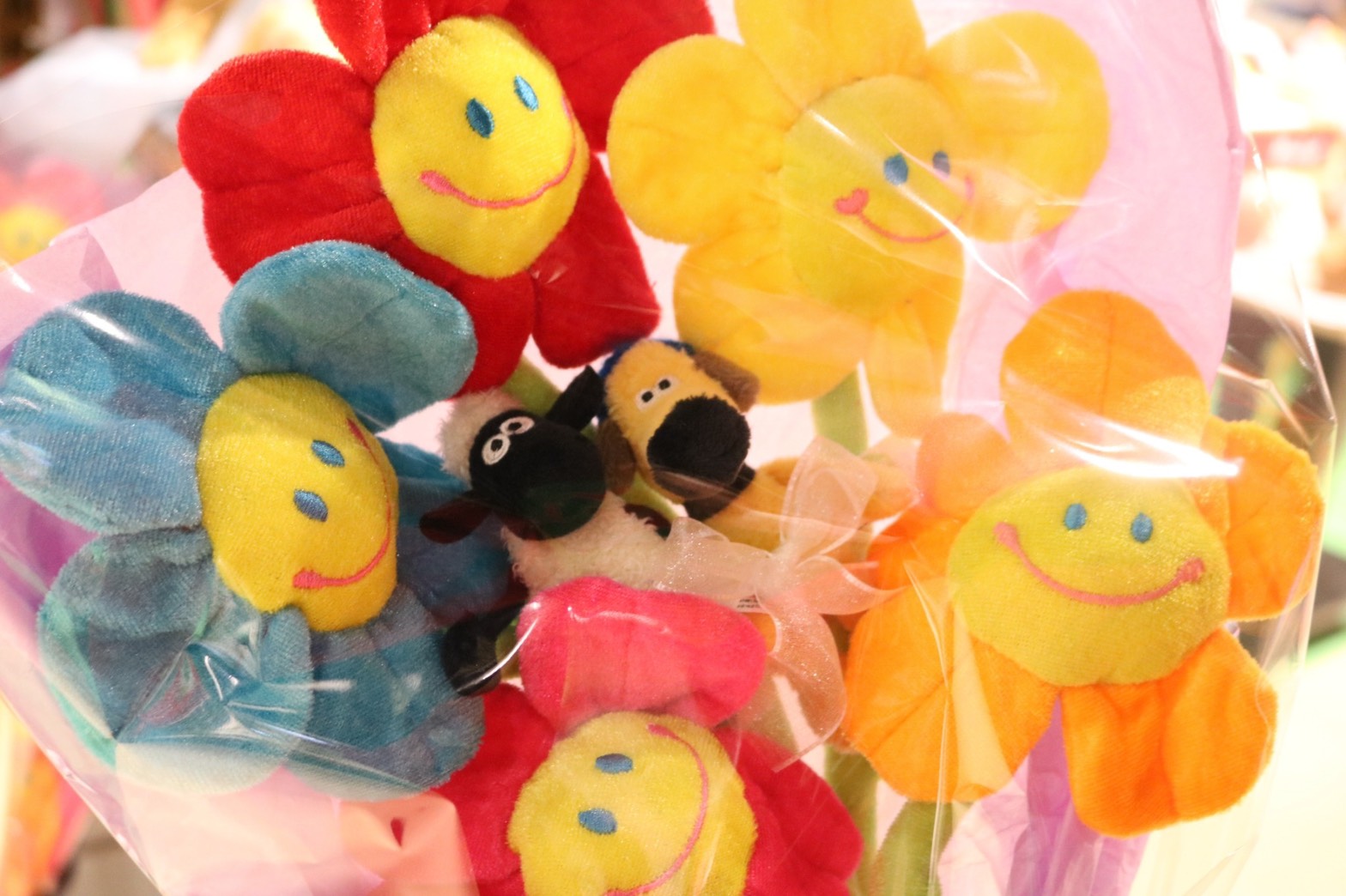 Hamleys Japan ハムリーズ 博多店 ぬいぐるみギフト専門店 Fuzzbuzz では小さなぬいぐるみ もお花畑に囲まれているような花束になるよ Hamleys キャナルシティ博多 ぬいぐるみのマリアージュ すみっこぐらし ひつじのショーン
