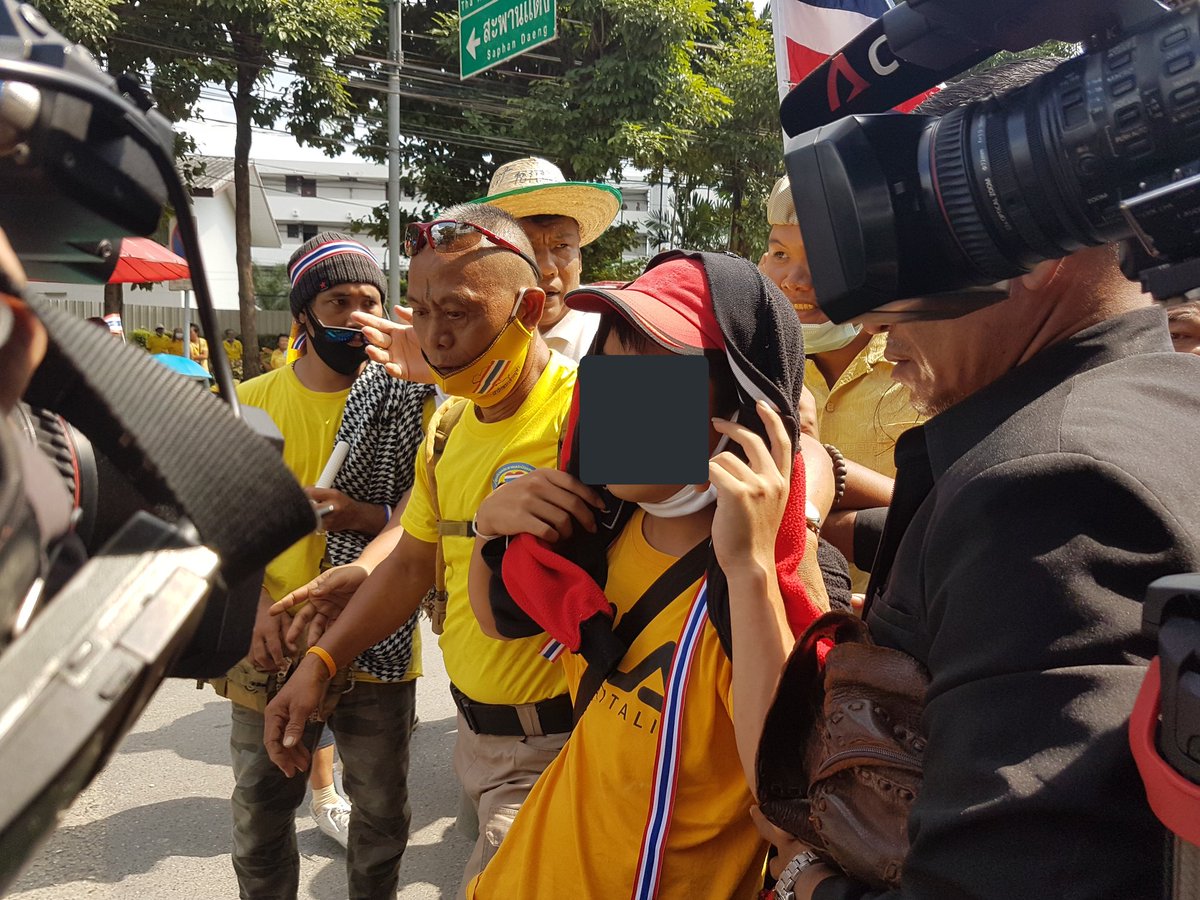 Appears  #Thailand  #royalists/yellow shirts fighting among themselves. They unhappy with 1 young yellow shirt speaker who wasn't addressing the  #PM  #Prayut with respectful honorific & got brought out as crowd grew angrier. They accuse him of siding with protesters  #ม็อบ17พฤศจิกา