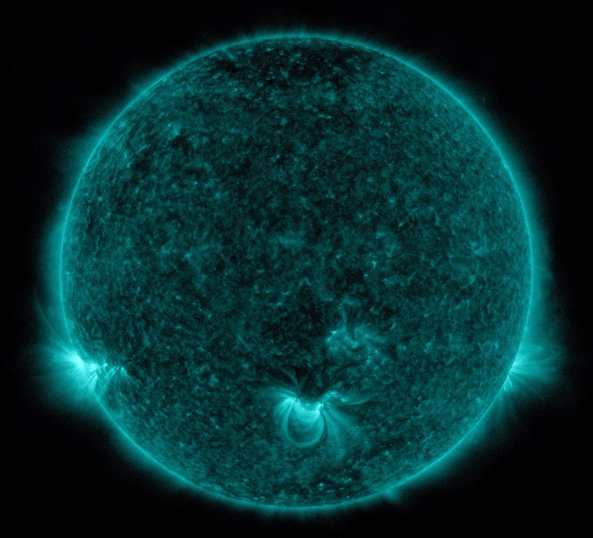 Und damit guten Morgen zusammen - wie immer mit einem Livebild der Sonne via Satellit SDO, heute mal wieder in gletschereisbonbonfarbener Wellenlänge.