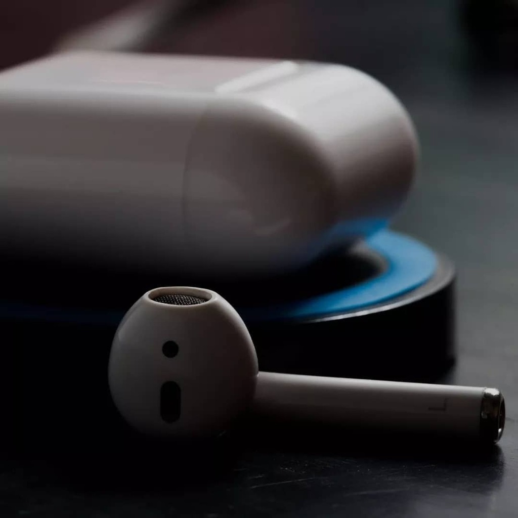 PodsCentre's tweet photo. Tangle-free charging and Tangle-free Earbuds!

Order YOURS now!

#Airpods2 #AirpodsPRO #wirelessearbuds #bestwirelessearbuds #bestsellingearbuds  #wiresscharging #tanglefree #tapcontrols 
#PodsCentre https://t.co/lcJ8tksdH5 https://t.co/Vd3q5Tzz4n