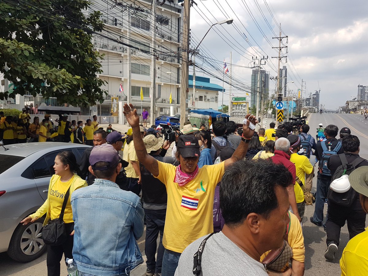 Appears  #Thailand  #royalists/yellow shirts fighting among themselves. They unhappy with 1 young yellow shirt speaker who wasn't addressing the  #PM  #Prayut with respectful honorific & got brought out as crowd grew angrier. They accuse him of siding with protesters  #ม็อบ17พฤศจิกา