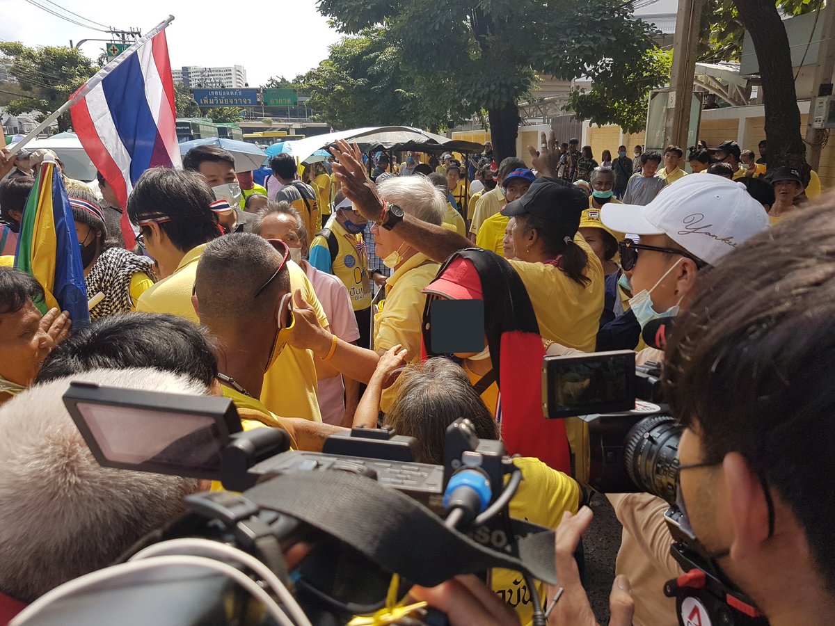 Appears  #Thailand  #royalists/yellow shirts fighting among themselves. They unhappy with 1 young yellow shirt speaker who wasn't addressing the  #PM  #Prayut with respectful honorific & got brought out as crowd grew angrier. They accuse him of siding with protesters  #ม็อบ17พฤศจิกา