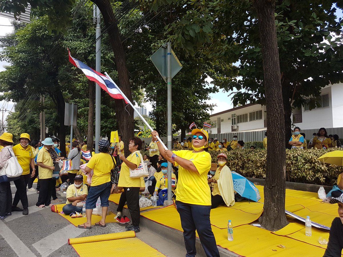  #Thailand royalists on other side of intersection from parliament house where anti-government protesters expected to gather. Police trying to ensure both sides not going to meet/clash as MPs, senators debate on whether to approve constitution change  #ม็อบ17พฤศจิกา  #ประชุมรัฐสภา