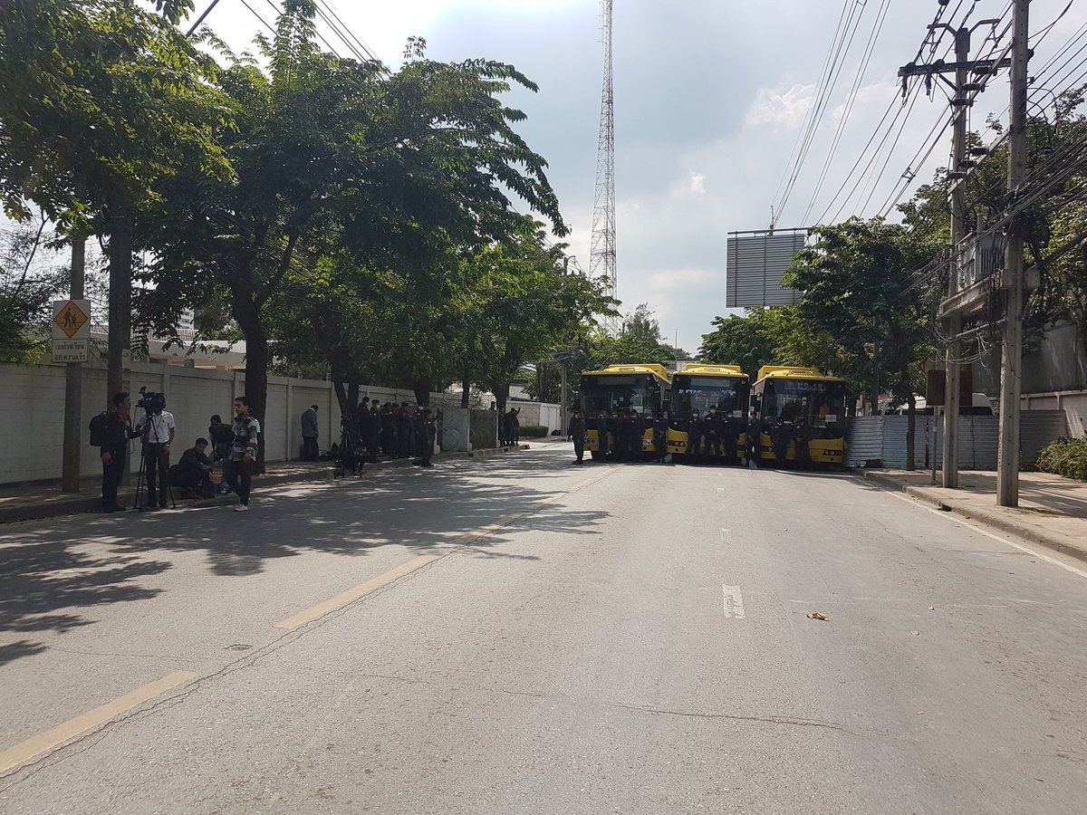  #Thailand royalists on other side of intersection from parliament house where anti-government protesters expected to gather. Police trying to ensure both sides not going to meet/clash as MPs, senators debate on whether to approve constitution change  #ม็อบ17พฤศจิกา  #ประชุมรัฐสภา