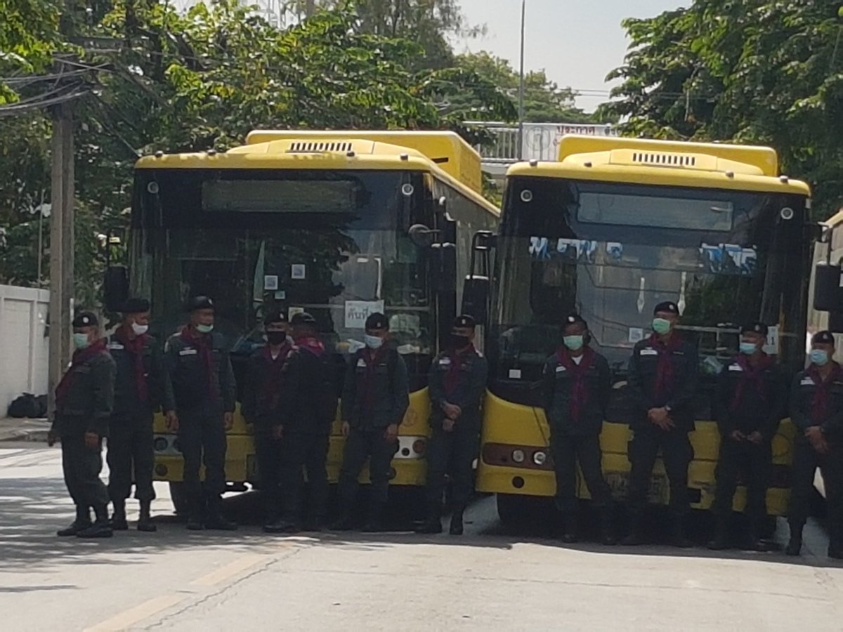  #Thailand royalists on other side of intersection from parliament house where anti-government protesters expected to gather. Police trying to ensure both sides not going to meet/clash as MPs, senators debate on whether to approve constitution change  #ม็อบ17พฤศจิกา  #ประชุมรัฐสภา