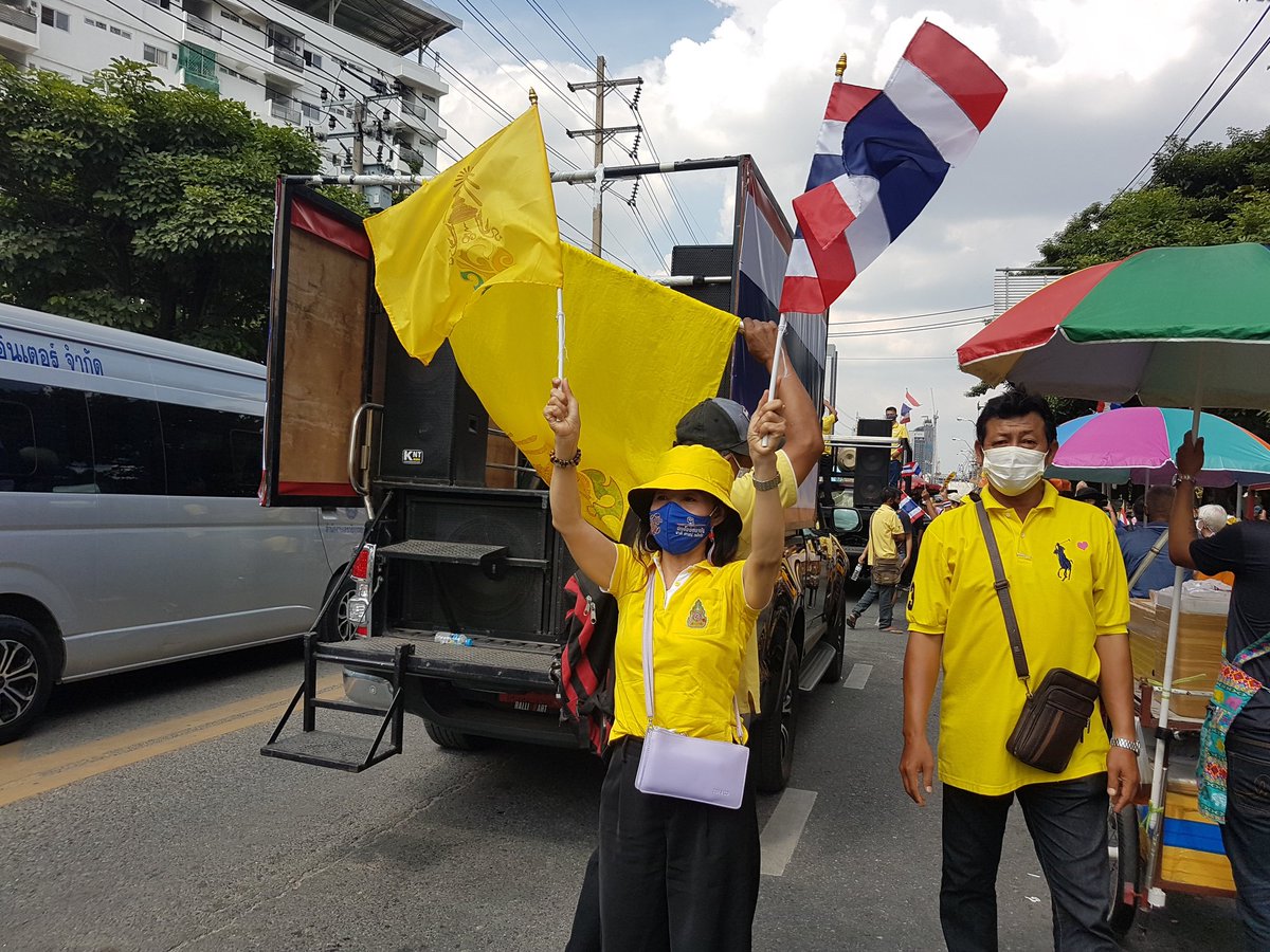  #Thailand royalists on other side of intersection from parliament house where anti-government protesters expected to gather. Police trying to ensure both sides not going to meet/clash as MPs, senators debate on whether to approve constitution change  #ม็อบ17พฤศจิกา  #ประชุมรัฐสภา