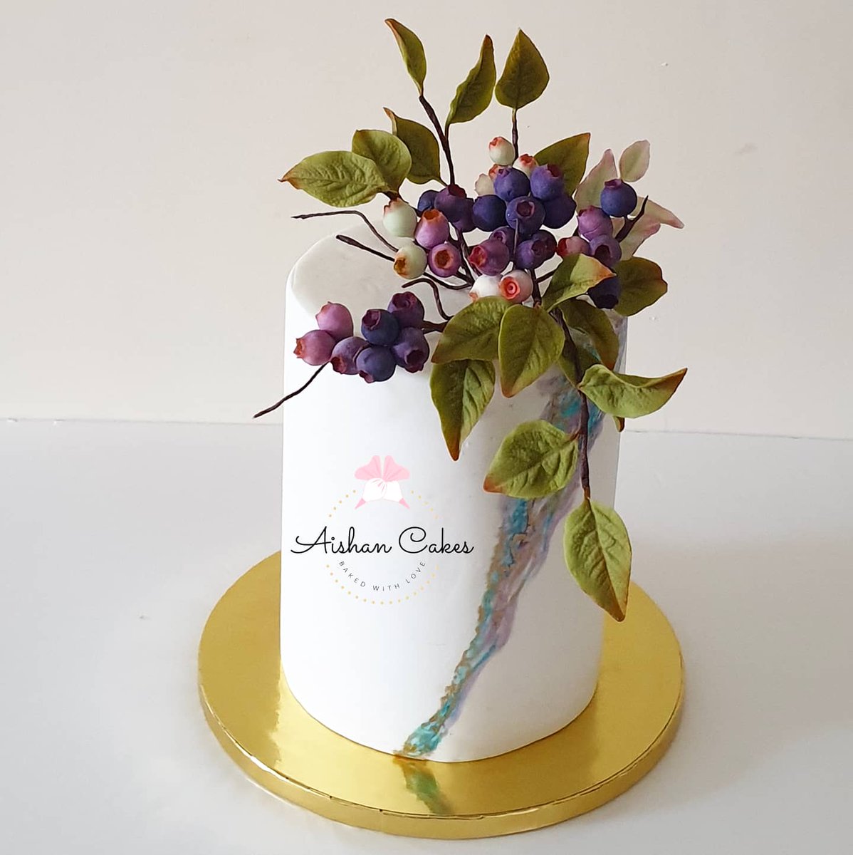 AishanCakes's tweet photo. A simple wedding cake with handcrafted sugarberries and with a little handpainted art work. #weddingcake #celebrationcake #themecake #sugarberries #blueberry #sugarart #sugarflowers #edibleart #handpainted #ediblecraft #ediblelove #cakedecoration #floralcake #cakeart #cakeartist https://t.co/wNctfANps7