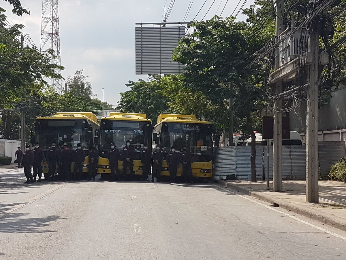  #Thailand public buses out again as barricades on road leading to  #parliament house. Parliamentarian in joint session debating on which 7 bills to support on constitutional amendment.  #ประชุมรัฐสภา  #ม็อบ17พฤศจิกา