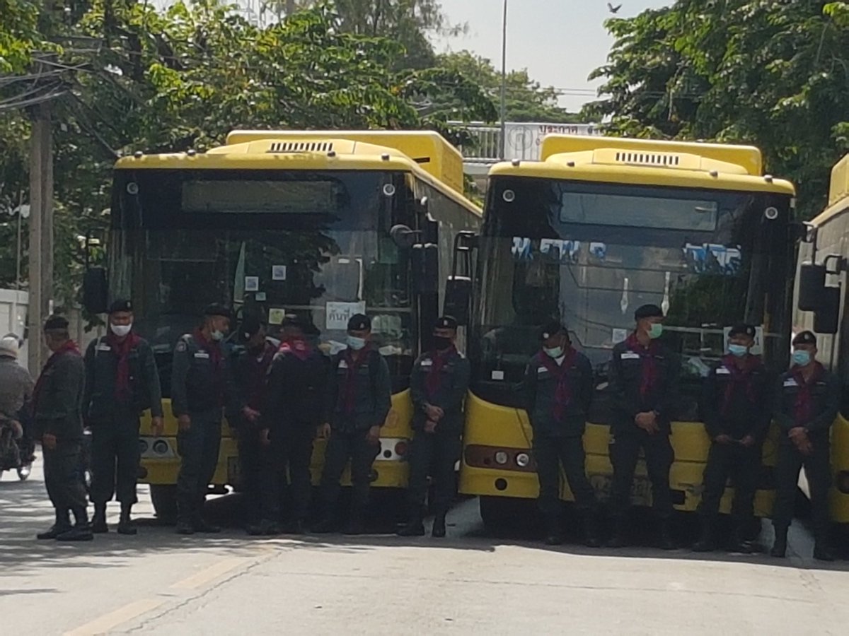  #Thailand public buses out again as barricades on road leading to  #parliament house. Parliamentarian in joint session debating on which 7 bills to support on constitutional amendment.  #ประชุมรัฐสภา  #ม็อบ17พฤศจิกา