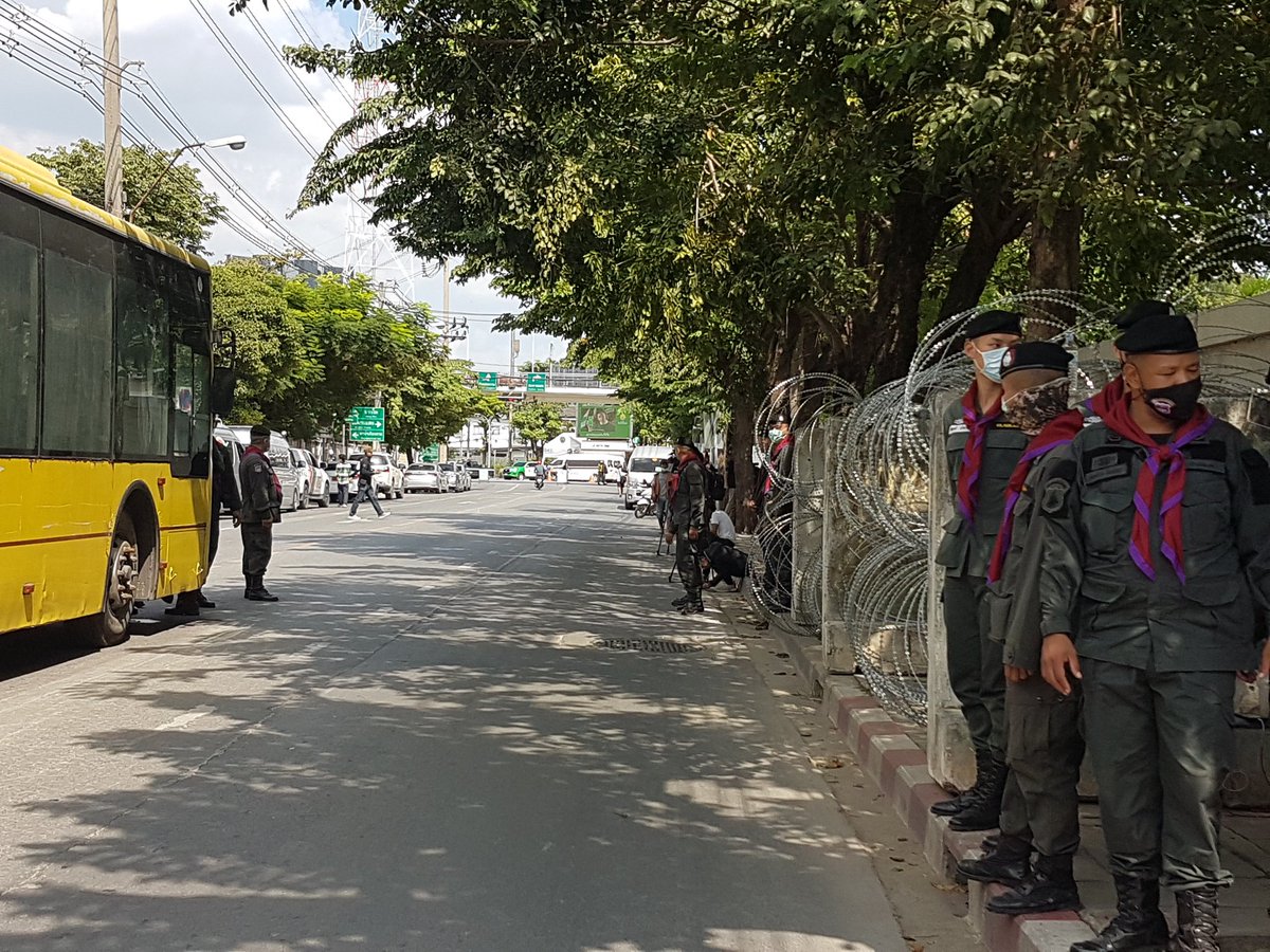 #Thailand public buses out again as barricades on road leading to  #parliament house. Parliamentarian in joint session debating on which 7 bills to support on constitutional amendment.  #ประชุมรัฐสภา  #ม็อบ17พฤศจิกา