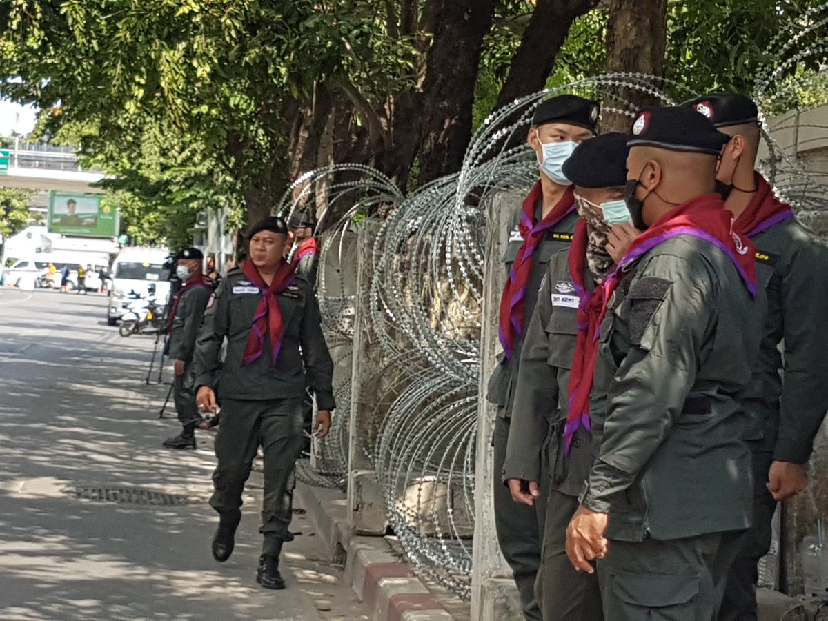  #Thailand public buses out again as barricades on road leading to  #parliament house. Parliamentarian in joint session debating on which 7 bills to support on constitutional amendment.  #ประชุมรัฐสภา  #ม็อบ17พฤศจิกา