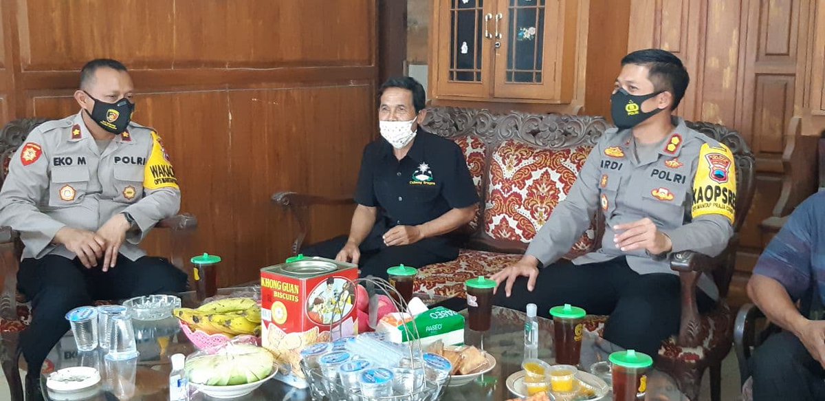 ressragen's tweet photo. Pilkada Serentak 2020 Sragen Kondusif; Silaturahmi Kapolres Sragen Dengan Tokoh Masyarakat Jumbadi Ketua PSHT Cabang Sragen Pusat Madiun; Tak Ada Konflik, Pilkada Sragen Aman Kondusi https://t.co/hP8KqgOL7U