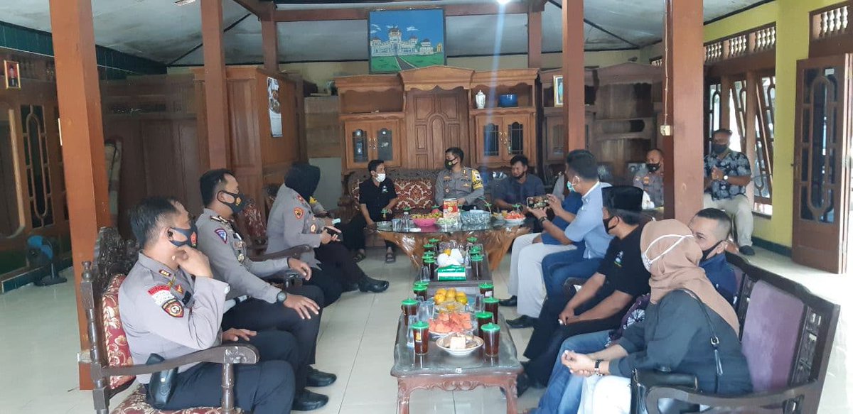 ressragen's tweet photo. Pilkada Serentak 2020 Sragen Kondusif; Silaturahmi Kapolres Sragen Dengan Tokoh Masyarakat Jumbadi Ketua PSHT Cabang Sragen Pusat Madiun; Tak Ada Konflik, Pilkada Sragen Aman Kondusi https://t.co/hP8KqgOL7U