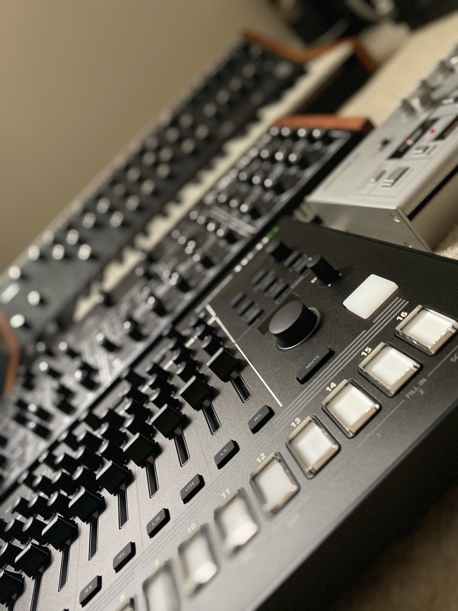 rafamarcanor's tweet photo. Mucho ruido.
#moog #roland #sequential #tr8s #sub37 #tb03 #303 #acid #techno #rev2 #davesmith #keys #module #bass #pads #music https://t.co/se8IK5QM7f