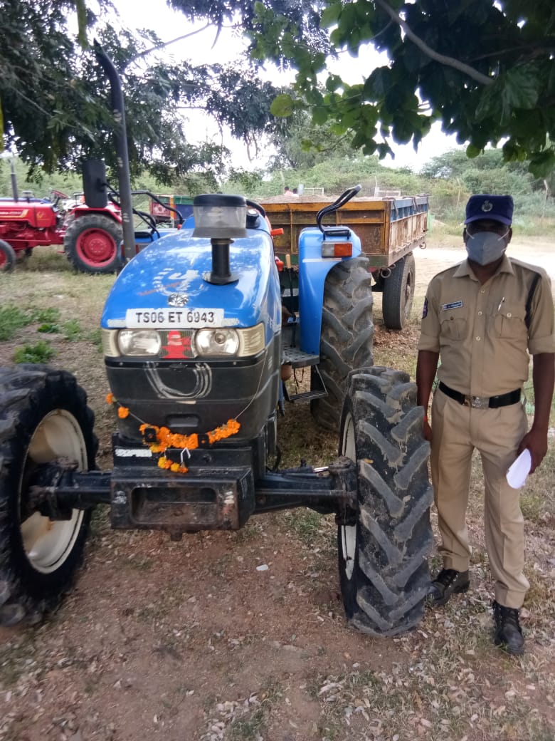 SPNARAYANPET's tweet photo. #Seizer of 3 tractors illegally moving sand in Task Force police raids, on the outskirts of Marepally village and handed over to Utkoor Police Station on 16.11.2020 https://t.co/UqmYSIHR0r