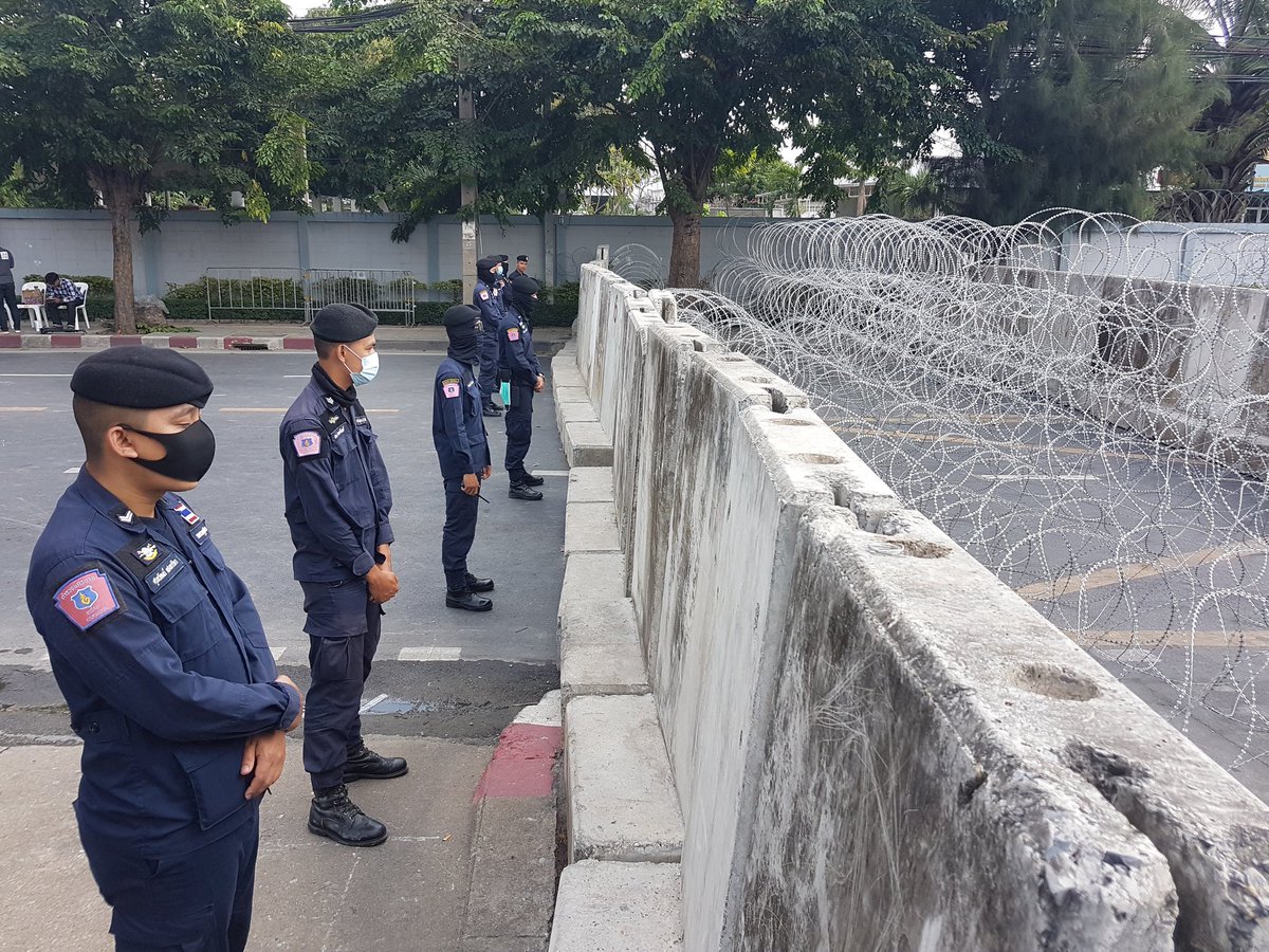  #Thailand anti-government protest leaders have all been released from jail recently, will most likely turn up at parliament house to urge MPs to votele on  #constitution reform bills. House speaker had called for calm, to allow MPs to debate, do job  #ประชุมรัฐสภา  #ม็อบ17พฤศจิกา