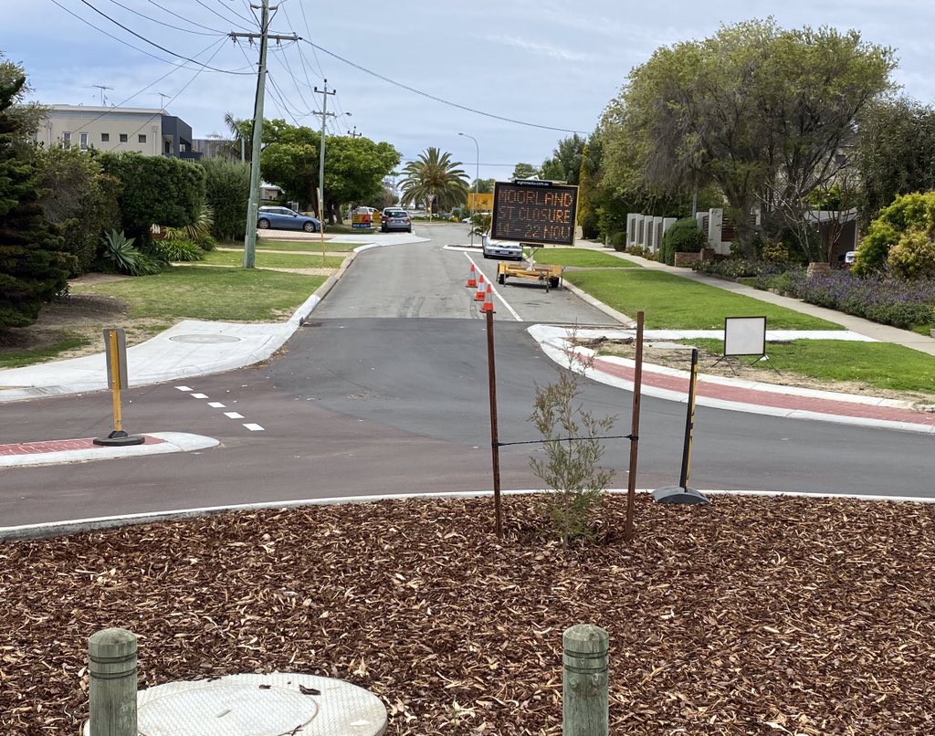 In the section without modal filtering, there are works to make the road narrower. This requires drivers traveling in opposite directions to work out who gives way to who. I think this is one of the major gripes from drivers, who then claim the works are dangerous.