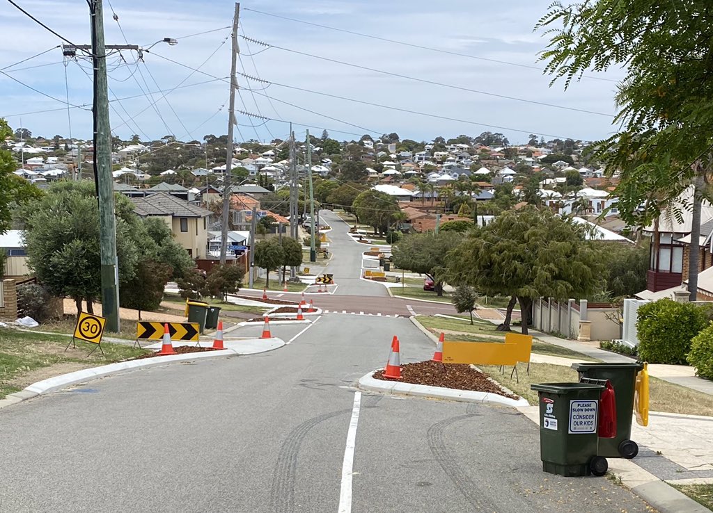 In the section without modal filtering, there are works to make the road narrower. This requires drivers traveling in opposite directions to work out who gives way to who. I think this is one of the major gripes from drivers, who then claim the works are dangerous.